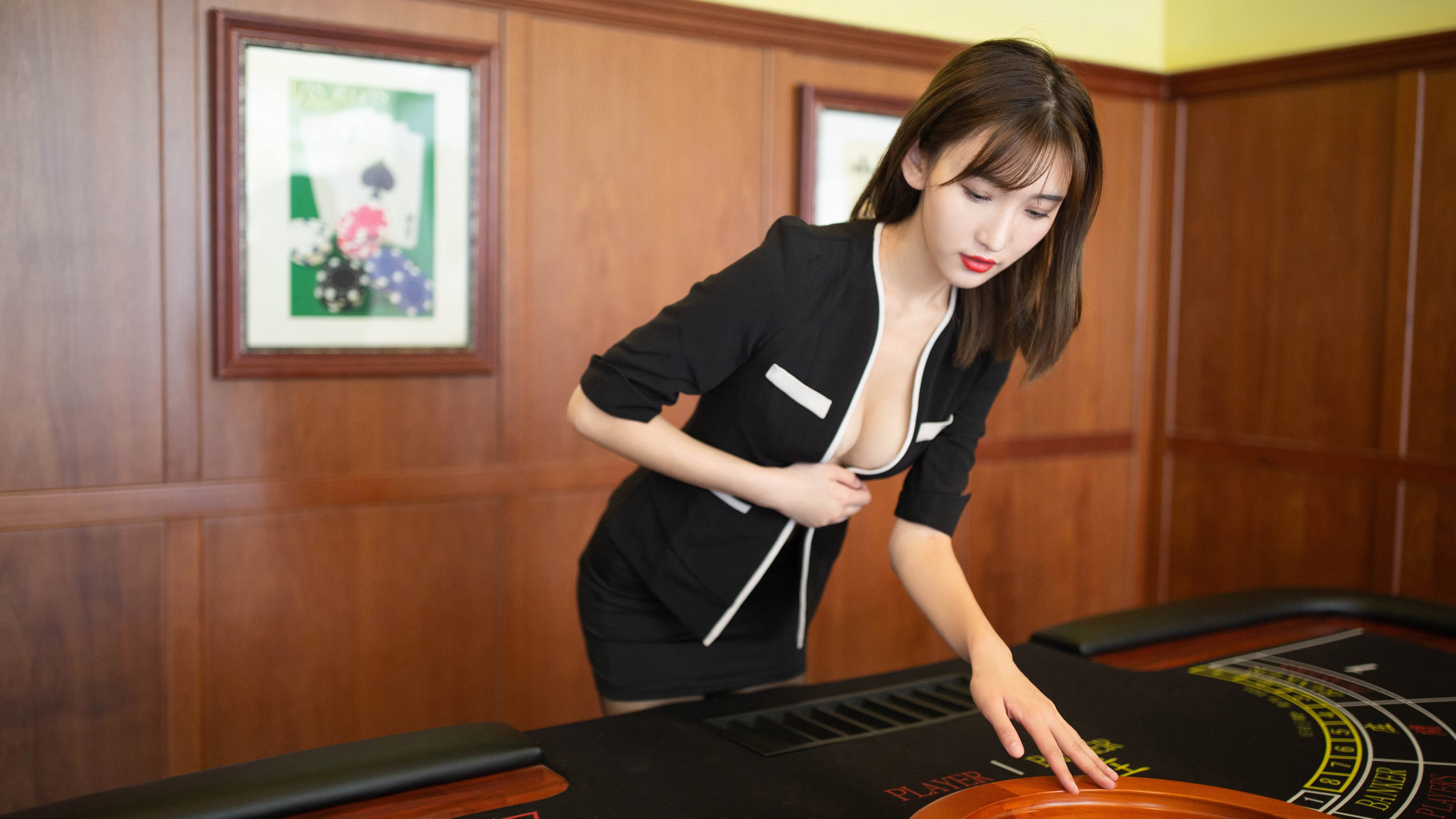 开云入口-西甲：皇马绝杀巴萨，榜首位置再度争夺激烈，西甲皇马对巴萨比赛时间